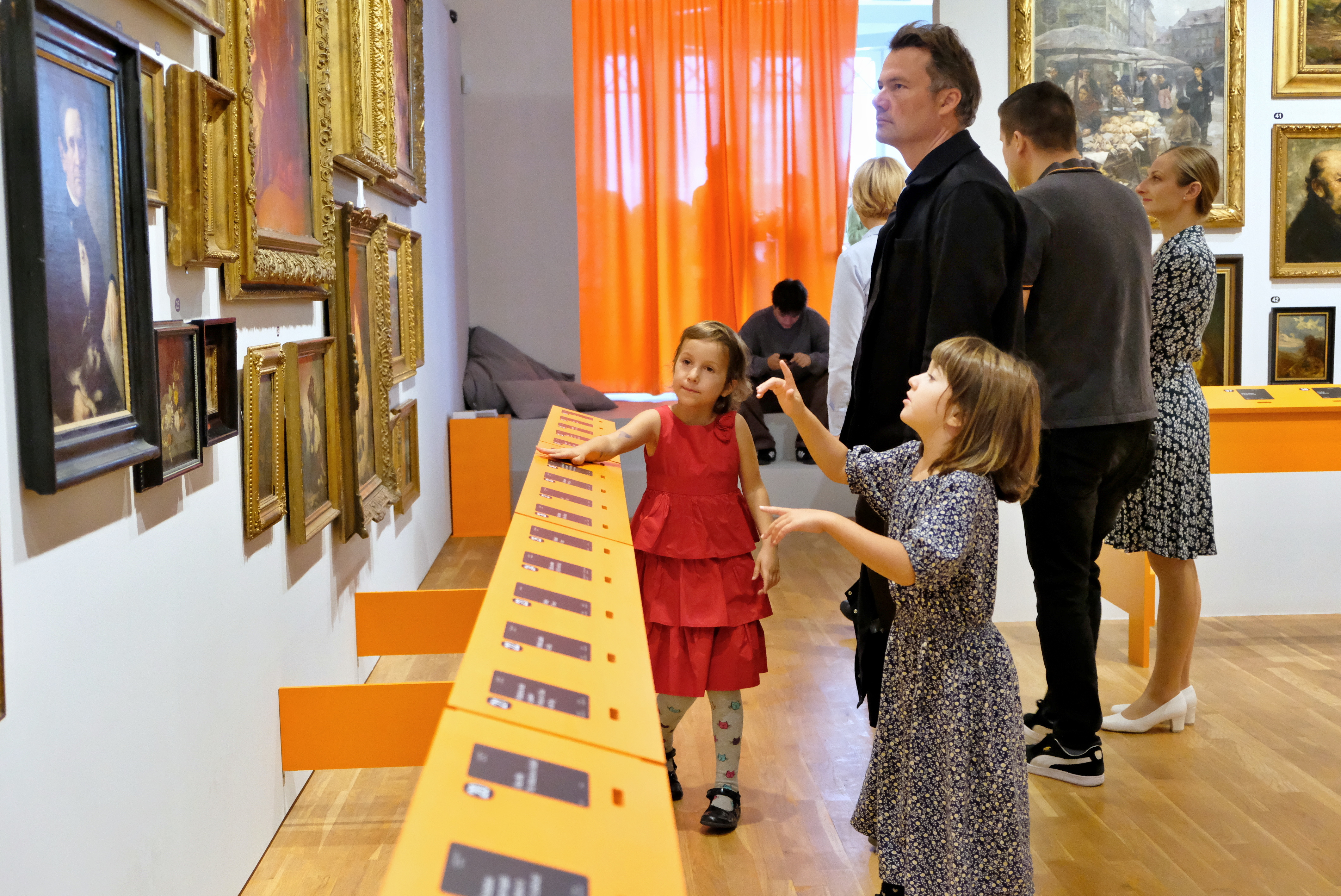 Galerie moderního umění slaví 70 let. V rámci oslav otevřela výstavu, kde návštěvníci hlasují o nejlepším uměleckém díle