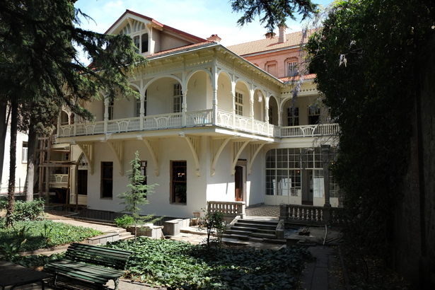 Vzdělávací a kulturní centrum Broumov pořádá výstavu v Tbilisi 